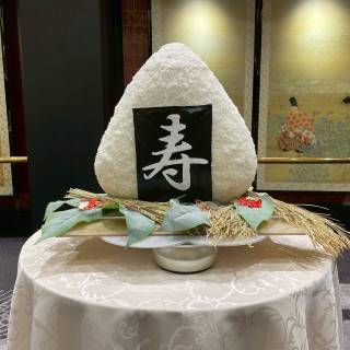 ケーキ入刀ではなく、おにぎりかぶりつきにしました。