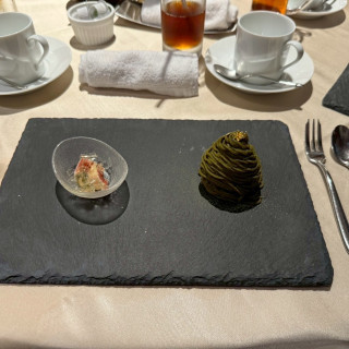 抹茶のモンブランで中にアイスが入っています。