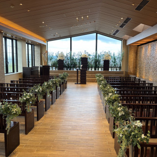 自然光が入る構造なので雨や曇りでも明るい挙式会場です！