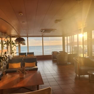 ゲストの控えロビー？です。二次会もここでできるみたいです