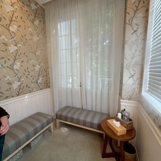 ホワイトロードの室内2（座る場所）