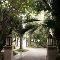 式場の外観（奥に駐車場あり）