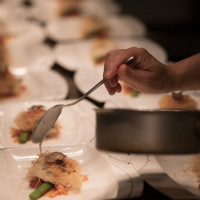 オープンキッチンに並べられた料理