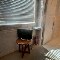 ホワイトロードの室内1（チャペルムービーを見る）