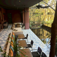 ウエルカムスペースの外にある庭