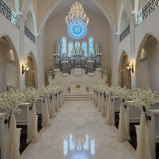 白を基調としたチャペルです。