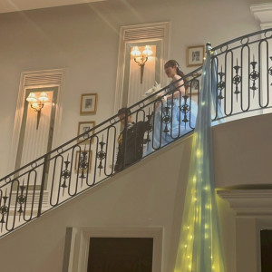 披露宴会場の大階段から入場|776109さんのアーセンティア迎賓館(静岡)/テイクアンドギヴ・ニーズウェディングの写真(2562923)