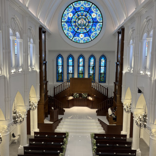 青いステンドグガラスの開放感のある理想のチャペルです。