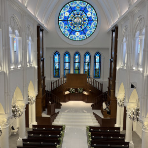 青いステンドグガラスの開放感のある理想のチャペルです。|776126さんのアルカンシエル luxe mariage 大阪（アルカンシエルグループ）の写真(2563136)