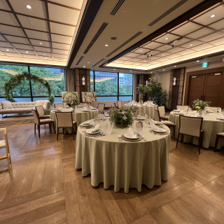 外が見えるタイプの披露宴会場です。大通りと緑が見えます。