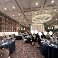 シャンデリアとウッドな雰囲気が特徴的です