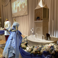 会場とドレスです