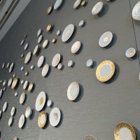 廊下から外が見える会場の高砂後ろの壁です。おしゃれです