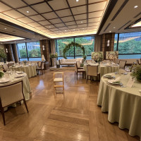 外が見えるタイプの会場正面です