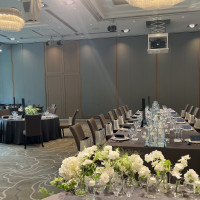 廊下から外が見えるタイプの会場、高砂側からの見え方です