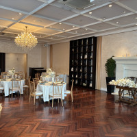 披露宴会場です。天井が高く開放的です。温かみも感じます。