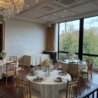 披露宴会場です。天井が高く開放的です。温かみも感じます。