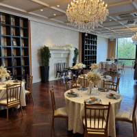 披露宴会場です。天井が高く開放的です。温かみも感じます。