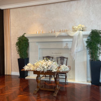 披露宴会場です。天井が高く開放的です。温かみも感じます。