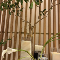 緑が基調で温かみを感じました。花も映えていました。