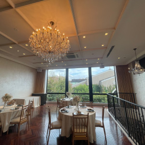 披露宴会場です。天井が高く開放的です。温かみも感じます。|776142さんの南青山サンタキアラ教会の写真(2564833)