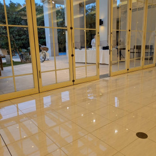 ガーデンの窓が開く前