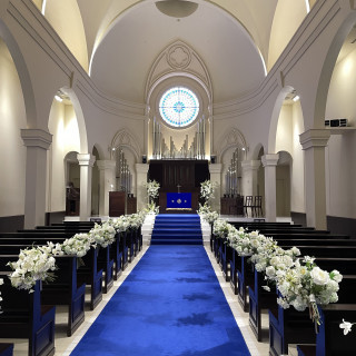 青のカーペットのお陰で純白のドレスが凄く映えます!