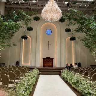 チャペルの写真。ヴァージンロードに名前の投影もできとても綺麗