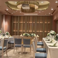 前の方にスクリーンが降りてきます