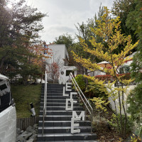 外観です。階段の横にはスロープもありました。