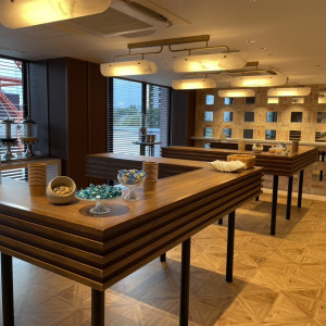 バーフードを食べながら待てるオシャレなウェイティングスペース|776241さんのThe Place of Tokyo（ザ プレイス オブ トウキョウ）の写真(2563747)