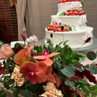 秋の雰囲気の花
ウェディングケーキはシンプルに