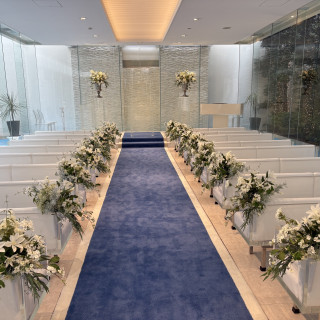 ガラス張りで自然光が入ってきてきれいでした。青い絨毯も素敵。