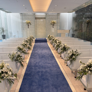 ガラス張りで自然光が入ってきてきれいでした。青い絨毯も素敵。|776269さんのアクアテラス迎賓館(大津)/テイクアンドギヴ・ニーズウェディングの写真(2563923)