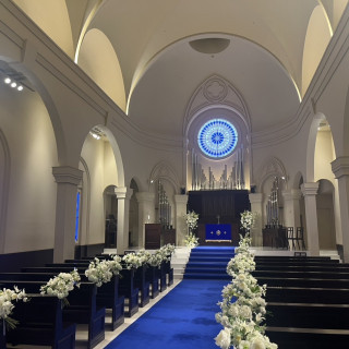 青いバージンロードが特徴的なチャペル