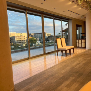 披露宴会場の新郎新婦席側