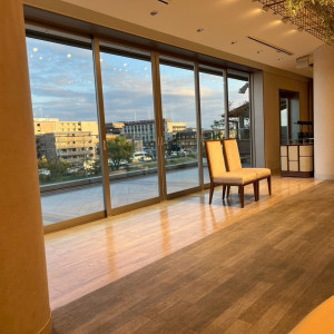 披露宴会場の新郎新婦席側|776315さんのATOLL TERRASSE 鴨川（アトールテラスカモガワ）●BRASSグループの写真(2564148)