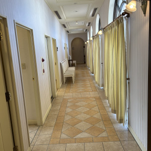 廊下|776316さんのアリビラ・グローリー教会(ホテル日航アリビラ内)チュチュリゾートウエデイングの写真(2564144)