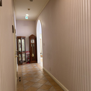 廊下|776316さんのアリビラ・グローリー教会(ホテル日航アリビラ内)チュチュリゾートウエデイングの写真(2564146)