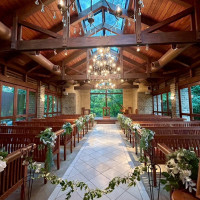 挙式会場です。背面の緑は世界遺産です。