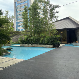 奥に見えるのが挙式場です。