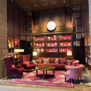 一階の受付スペース。ここで前撮りや後撮りもできるそうです。|776355さんのオリエンタルホテル 神戸・旧居留地の写真(2568779)