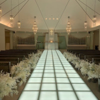 窓がなく天候に左右されないチャペル