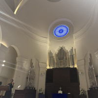 天井が高く、青いライトが幻想的で神聖な雰囲気でした。