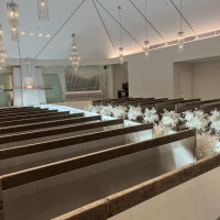 白基調の明かりが映える式場です