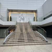 式場出てすぐの大階段ではフラワーシャワーが行えます