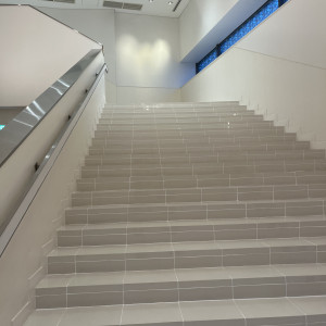 外階段だけでなく雨天時でも安心の内階段があります|776363さんのアルカンシエル luxe mariage 名古屋(アルカンシエルグループ)の写真(2564373)