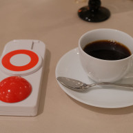 スタッフが子供におもちゃを持ってきてくれた