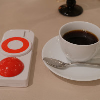 スタッフが子供におもちゃを持ってきてくれた