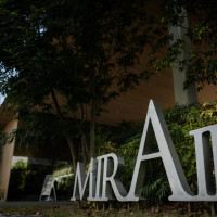 広い駐車場と入り口に大きな屋根があります。